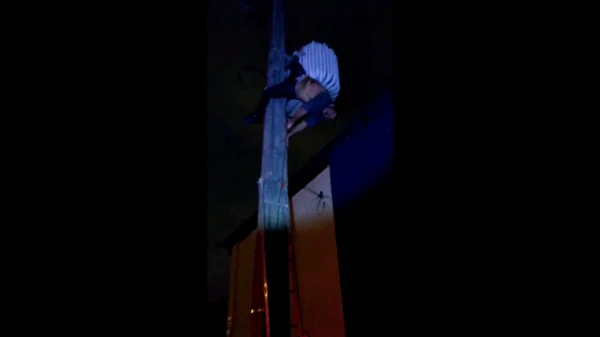 Homem tenta furtar fiação elétrica e fica preso em transformador
