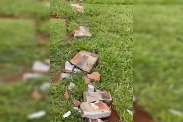 Lápides são quebradas no cemitério Campo da Esperança, na Asa Sul