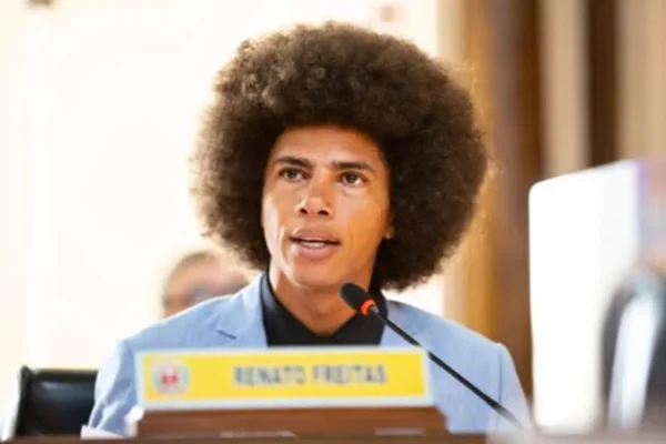 Vereador petista Renato Freitas, que invadiu igreja em Curitiba, na Assembleia Legislativa da cidade. Ele é negro, tem cabelo black power e fala num microfone, olhando para cima - Metrópoles