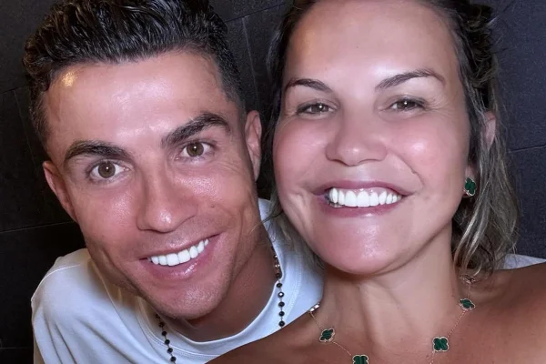 Foto colorida de Cristiano Ronaldo e Katia Aveiro - Metrópoles