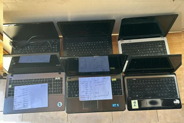 Computadores abertos no chão