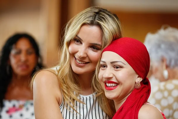 Marcela Temer vai a evento de mulheres diagnosticadas com câncer