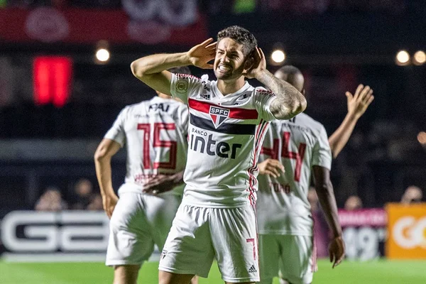 São Paulo interrompe série vitoriosa do Santos e vence clássico