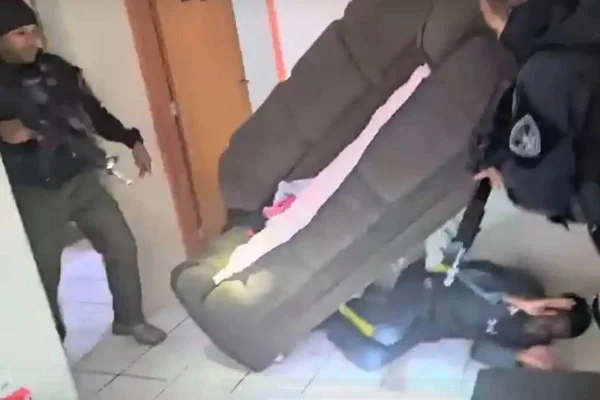 Imagem colorida de homem escondido em sofá