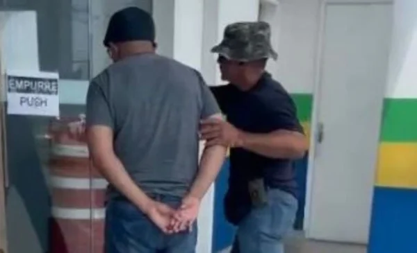 Imagem colorida, homem de cinza suspeito de estuprar diversas crianças ao leva-las em sua casa e reproduzir filmes pornográficos