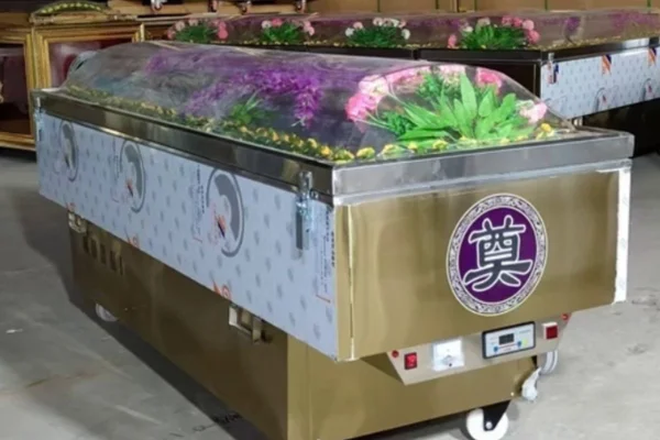 Idosa encontrada viva em caixão na China