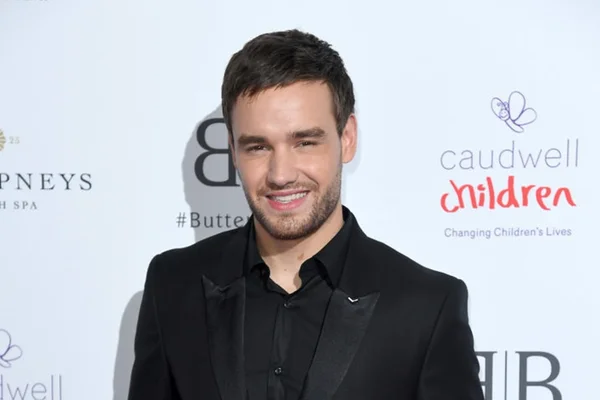 Liam Payne posa completamente nu e imita foto de Kate Moss