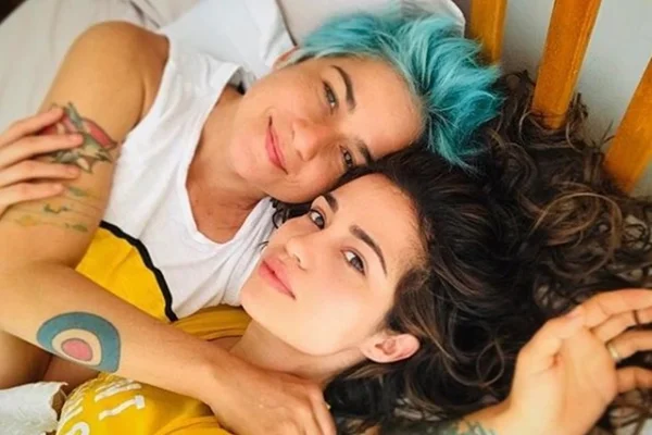 Nanda Costa diz que não revelou namoro com Lan Lanh por medo