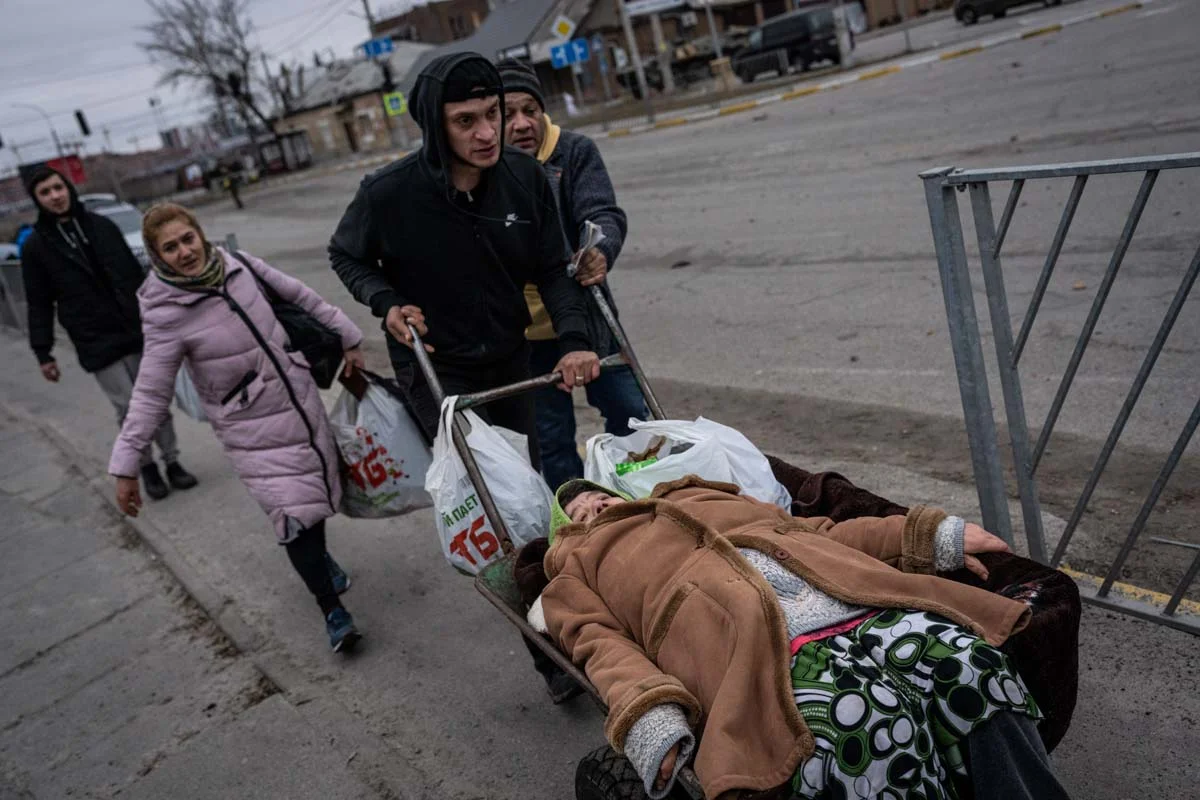 Pessoas evacuam a cidade de Irpin, a noroeste de Kiev Pessoas evacuam a cidade de Irpin, a noroeste de Kiev