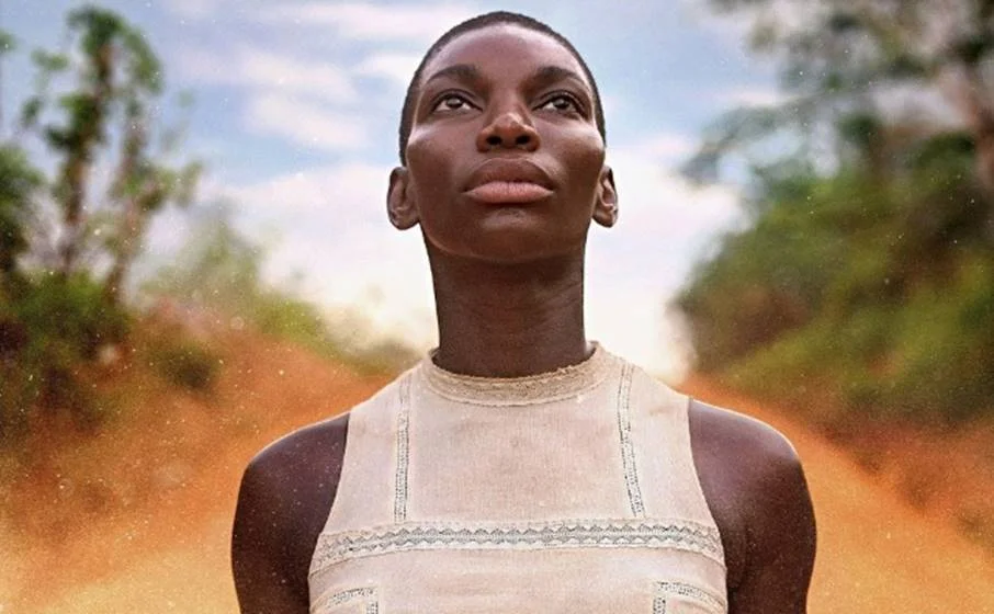 <b>Black Earth Rising (2018) — </b> A série lembra o genocídio de Ruanda, massacre que completa 25 anos em 2019 e que matou aproximadamente 800 mil pessoas. A produção apresenta a estreante Michaela Coel, que dá vida à investigadora Kate Ashby. Adotada por uma advogada especializada em direitos humanos, a protagonista confronta o passado ao assumir casos de crimes de guerra <b>Black Earth Rising (2018) — </b> A série lembra o genocídio de Ruanda, massacre que completa 25 anos em 2019 e que matou aproximadamente 800 mil pessoas. A produção apresenta a estreante Michaela Coel, que dá vida à investigadora Kate Ashby. Adotada por uma advogada especializada em direitos humanos, a protagonista confronta o passado ao assumir casos de crimes de guerra