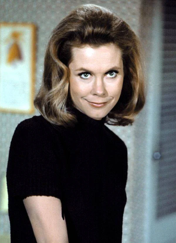 <b>Samantha</b>: em 1964, estreou a série A Feiticeira, que virou um fenômeno mundial e consagrou a atriz Elizabeth Montgomery. Ela vivia a protagonista que, além da bruxaria, encantou o mundo pela beleza <b>Samantha</b>: em 1964, estreou a série A Feiticeira, que virou um fenômeno mundial e consagrou a atriz Elizabeth Montgomery. Ela vivia a protagonista que, além da bruxaria, encantou o mundo pela beleza