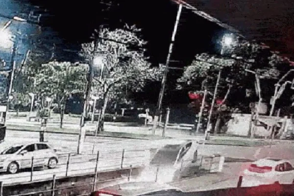 Câmeras flagraram o momento em que o motorista erra a curva, atinge a mureta e cai com o carro em um canal no litoral de São Paulo - Metrópoles
