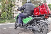 Entregador durante o trabalho nas proximidades da Avenida 9 de Julho, em São Paulo Entregador durante o trabalho nas proximidades da Avenida 9 de Julho, em São Paulo