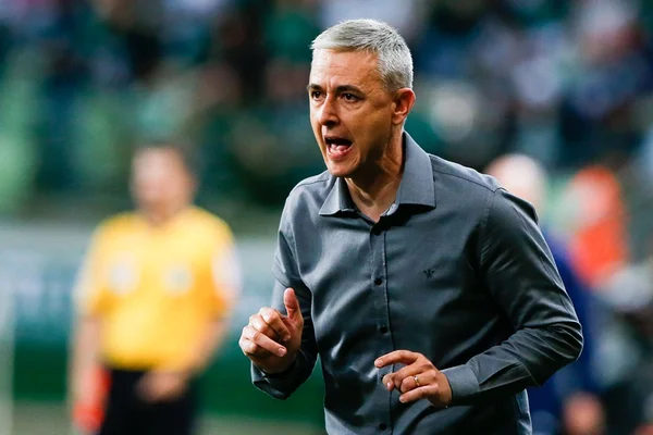 Corinthians e Tiago Nunes se reúnem para continuar planejamento
