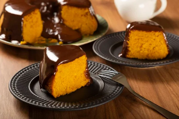 Bolo de cenoura com chocolate - Metrópoles