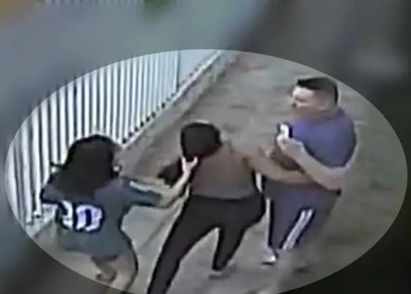 Mulher é filmada por camera de segurança puxando o cabelo de outra mulher