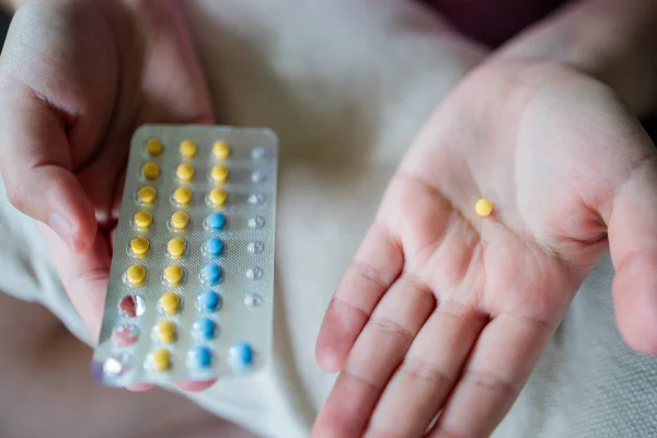 Foto colorida de anticoncepcional hormonal combinado oral - Ginecologistas listam as 5 principais razões de atraso na menstruação - Metrópoles