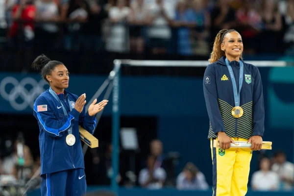 Imagem colorida de Simone Biles e Rebeca Andrade