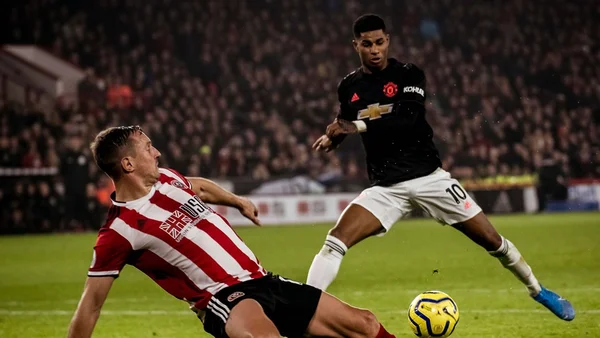 Manchester faz 3 gols em 7 minutos, mas leva empate no final