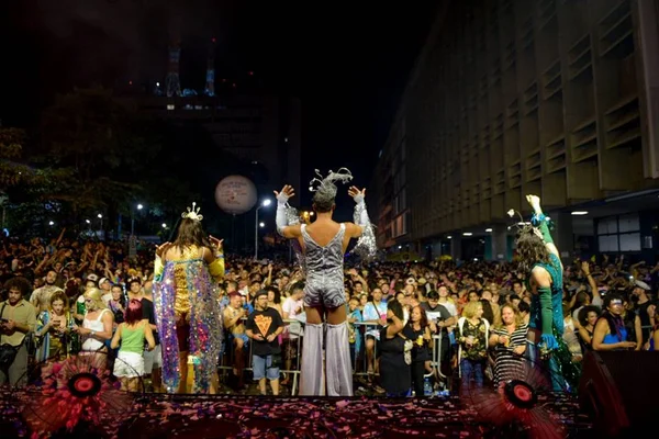 Carnaval de blocos alternativos leva milhares de foliões às ruas