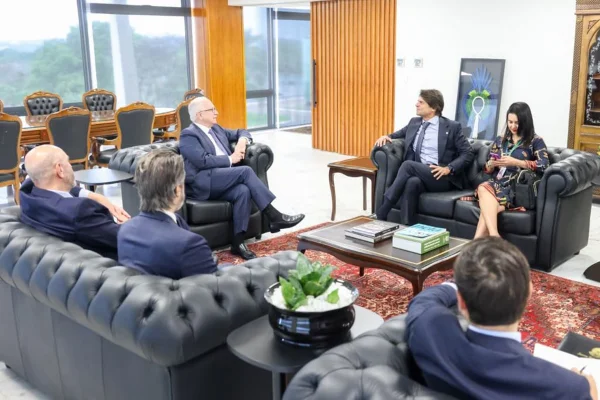 Imagem colorida do ministro Edson Fachin e do deputado Pdedro Paulo em discussão sobre Reforma Administrativa