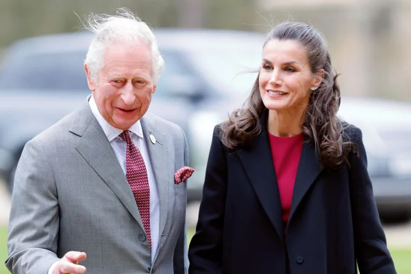 Foto colorida. Príncipe Charles e rainha Letizia da Espanha