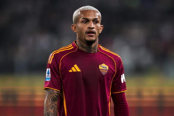 Foto colorida de Wesley, da Roma - Metrópoles