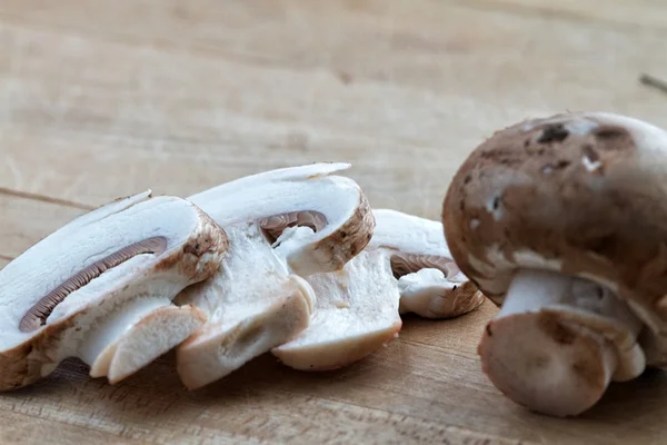 Receita deliciosa e low carb: cogumelos recheados com queijo