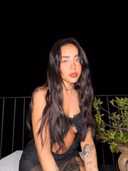 Ela é cantora e tem 24 anos