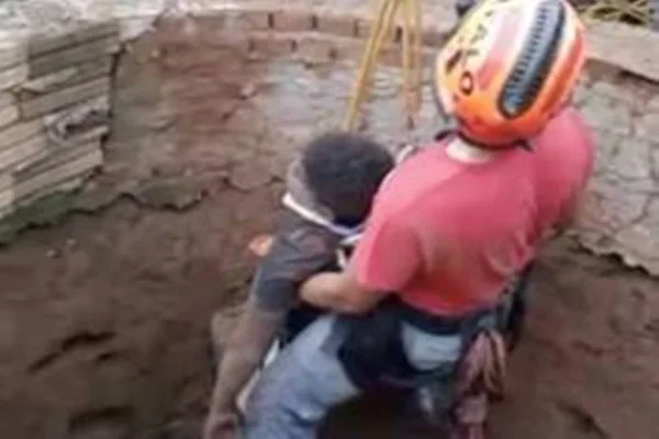 Vídeo: garoto de 12 anos é resgatado após queda em poço de 10 metros