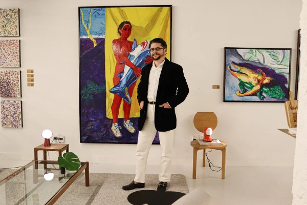 Foto colorida de Taigo Meireles na sua exposição Sob o Écran - Metrópoles