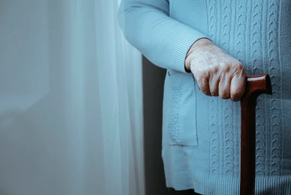 Mulher segurando bengala - Metrópoles - Parkinson