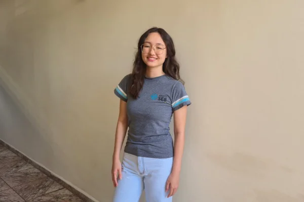 Imagem colorida de uma estudante com uniforme