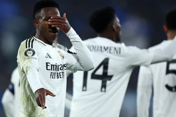 Foto colorida de Vini Jr, do Real Madrid em jogo contra a Atalanta - Metrópoles