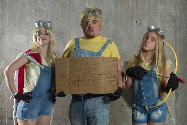 foto colorida de tres pessoas caracterizadas de minions - metrópoles