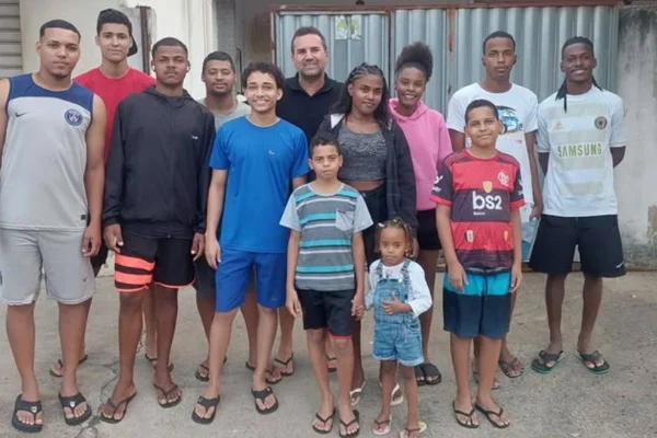 foto colorida de pai com 12 filhos