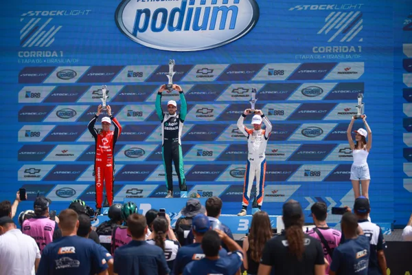Foto da corrida da Stock Car Light - Metrópoles
