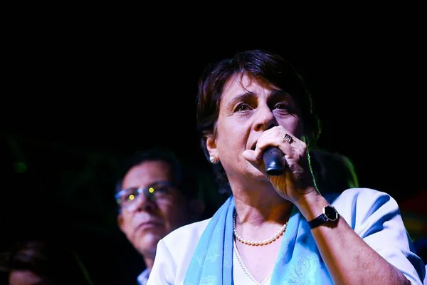 Em pesquisa encomendada pela própria chapa, Eliana passa Rollemberg