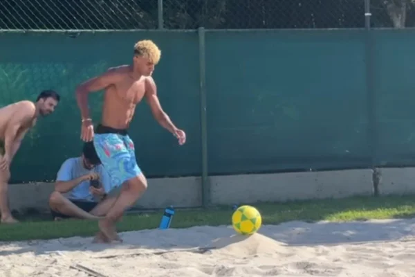 Foto colorida de Lamine Yamal, durante jogo de futevôlei com Neymar - Metrópoles