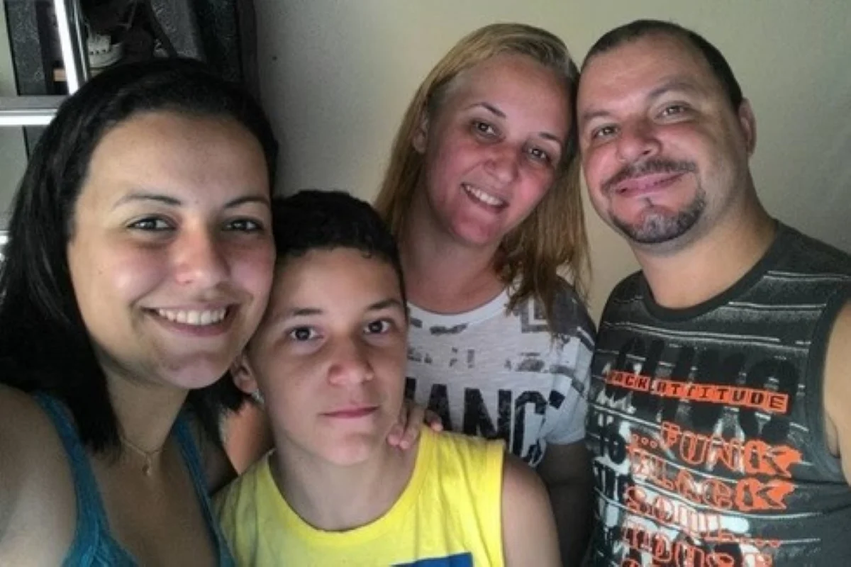 Da esquerda para a direita: Anaflávia, seu irmão mais novo Juan, a mãe Flaviana e o pai Romuyuki Da esquerda para a direita: Anaflávia, seu irmão mais novo Juan, a mãe Flaviana e o pai Romuyuki