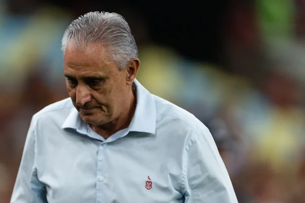 Imagem colorida de Tite cabisbaixo - Metrópoles