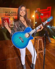 Allana tem 28 anos e canta profissionalmente há cinco Allana tem 28 anos e canta profissionalmente há cinco