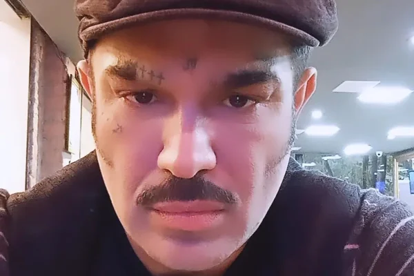 Evandro Santo posa, sério, para foto do Instagram-Metrópoles