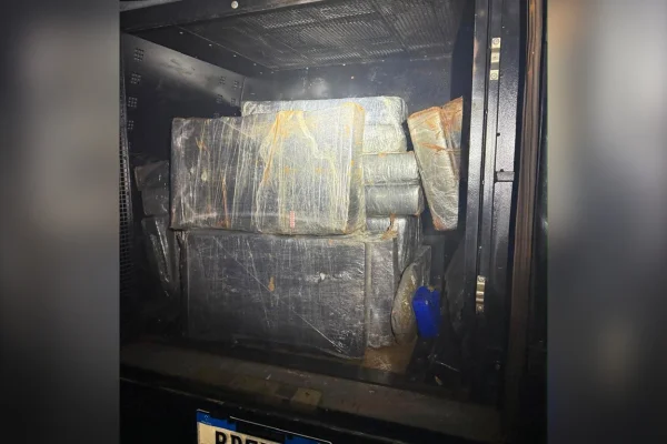 PF flagra carga do Paraguai e apreende 373 kg de maconha