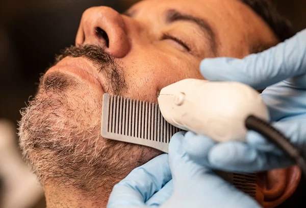 Homens devem ter atenção à higiene na hora de fazer a barba nos salões