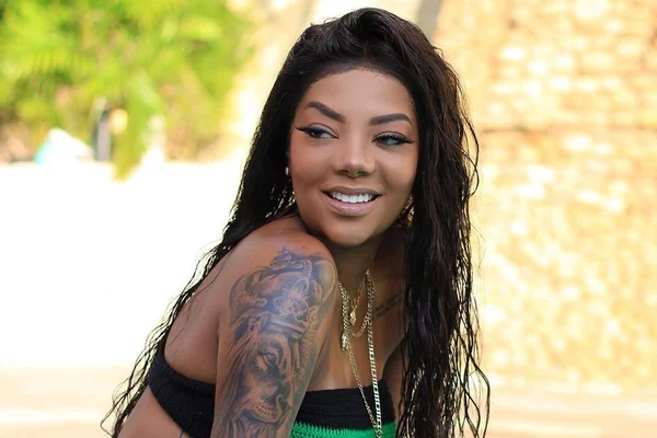 Ludmilla na piscina