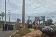 Caminhões tombam em diferentes vias do DF e mobilizam Corpo de Bombeiros - imagem 4 Caminhões tombam em diferentes vias do DF e mobilizam Corpo de Bombeiros - imagem 4