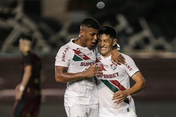 Imagem colorida de duelo entre Portuguesa e Fluminense pelo Campeonato Carioca- Metrópoles