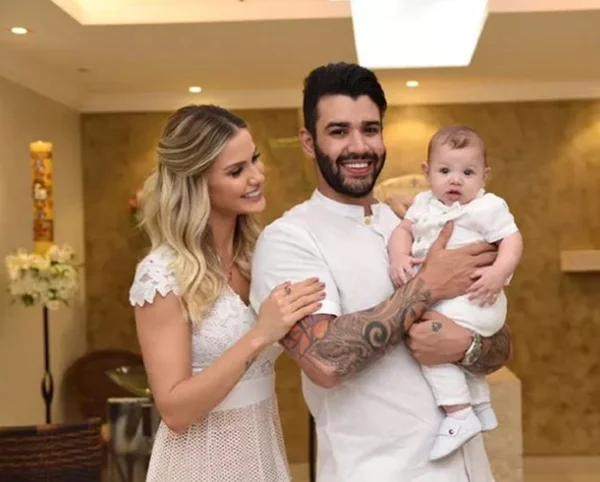 Gusttavo Lima e Andressa Suita batizam Gabriel. Veja fotos