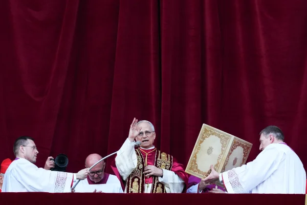 Recém-eleito Papa Leão XIV, o americano Robert Prevost, aparece na sacada da Basílica de São Pedro, no Vaticano papa - Metrópoles 12